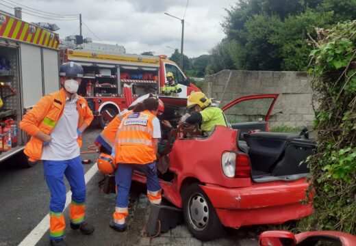 Accidente de tráfico con dous pasaxeiros no punto quilométrico 5813 en Seixeda, Sada
